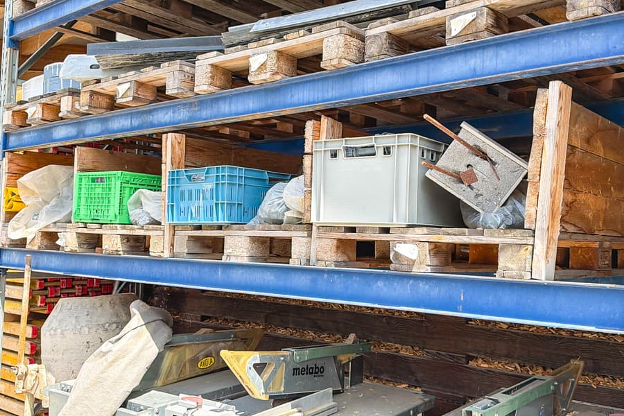 4 Paletten mit Schalungsbedarf